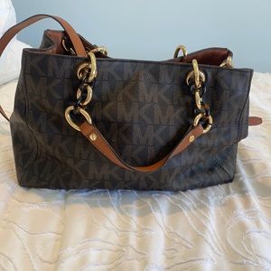 Micheal Kors loves women’s handbag. Brown